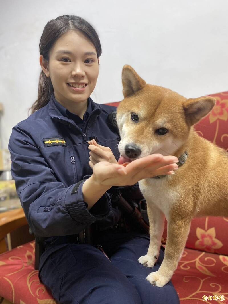 基隆市警一分局忠二路派出所女警鄭軒亘,與派出所柴犬「Q寶」都是派出所的「嬌點」。(記者林嘉東攝) 基隆市警一分局忠二路派出所女警鄭軒亘,與派出所柴犬「Q寶」都是派出所的「嬌點」。(記者林嘉東攝)