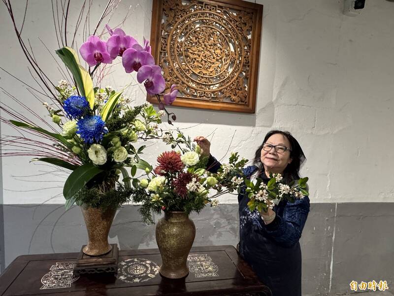 桃園市中華花藝協會中原文創園區舉辦「花顏巧語」插花藝術展。（記者李容萍攝）