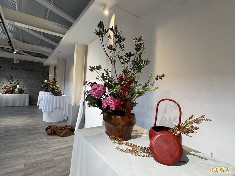 桃園市中華花藝協會中原文創園區舉辦「花顏巧語」插花藝術展。（記者李容萍攝）