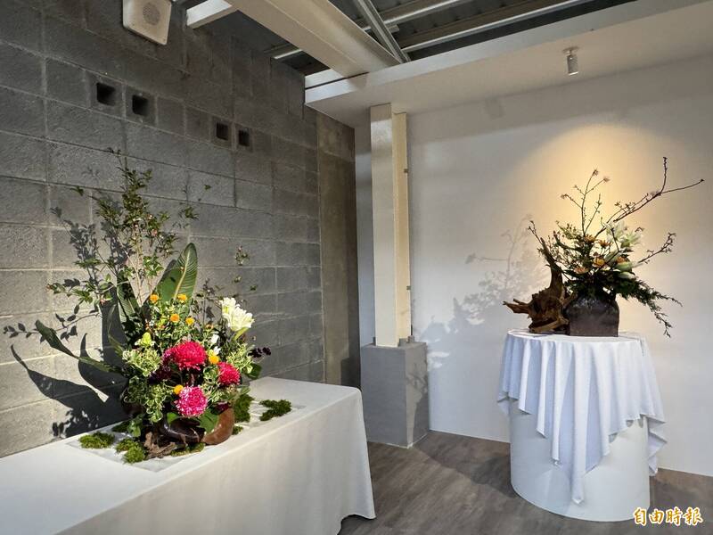 桃園市中華花藝協會中原文創園區舉辦「花顏巧語」插花藝術展。（記者李容萍攝）