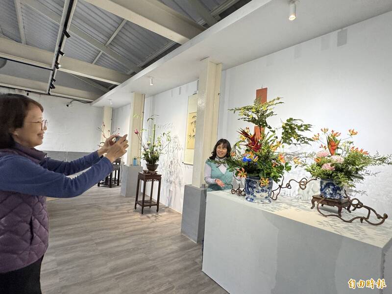 桃園市中華花藝協會中原文創園區舉辦「花顏巧語」插花藝術展。（記者李容萍攝）