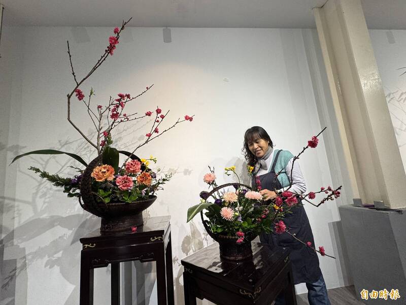 桃園市中華花藝協會中原文創園區舉辦「花顏巧語」插花藝術展。（記者李容萍攝）