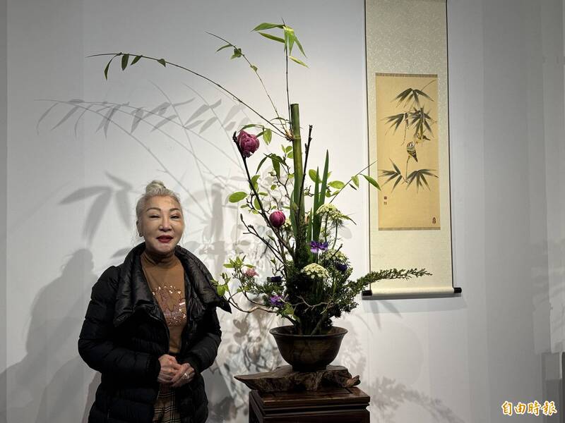 桃園市中華花藝協會中原文創園區舉辦「花顏巧語」插花藝術展。（記者李容萍攝）