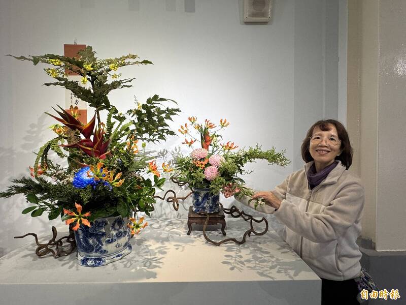 桃園市中華花藝協會中原文創園區舉辦「花顏巧語」插花藝術展。（記者李容萍攝）