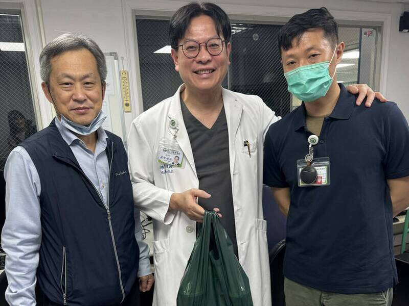 彰基遭駭客攻擊,彰基總院長陳穆寬(中)送咖啡感謝資訊部同仁成功守住。(資料照) 彰基遭駭客攻擊,彰基總院長陳穆寬(中)送咖啡感謝資訊部同仁成功守住。(資料照)
