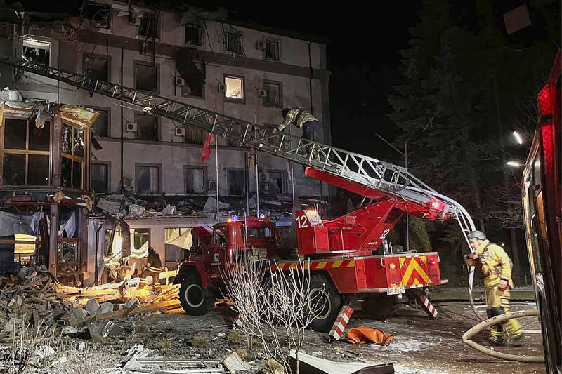 烏克蘭中部城市克利福洛一座飯店遭俄軍飛彈擊中,造成至少4人死亡。(美聯社) 烏克蘭中部城市克利福洛一座飯店遭俄軍飛彈擊中,造成至少4人死亡。(美聯社)