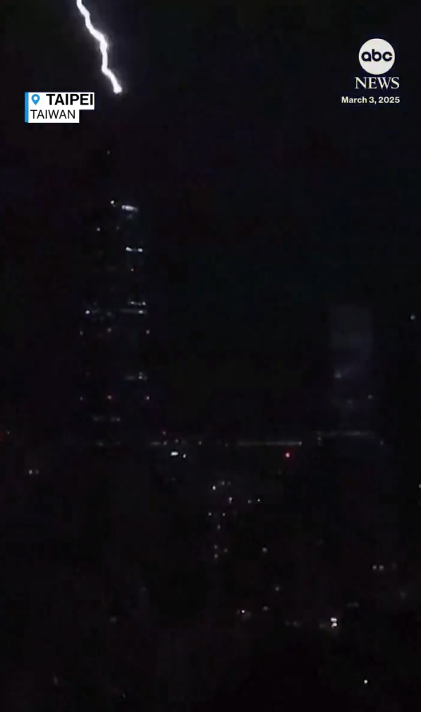一道閃電擊中台北101大樓的尖頂。(圖擷取自ABC News X影片) 一道閃電擊中台北101大樓的尖頂。(圖擷取自ABC News X影片)