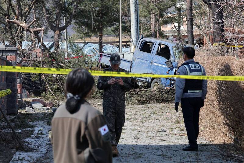 一輛卡車險些遭到KF-16誤投炸彈直擊,但爆炸威力仍掀翻車輛。(歐新社) 一輛卡車險些遭到KF-16誤投炸彈直擊,但爆炸威力仍掀翻車輛。(歐新社)