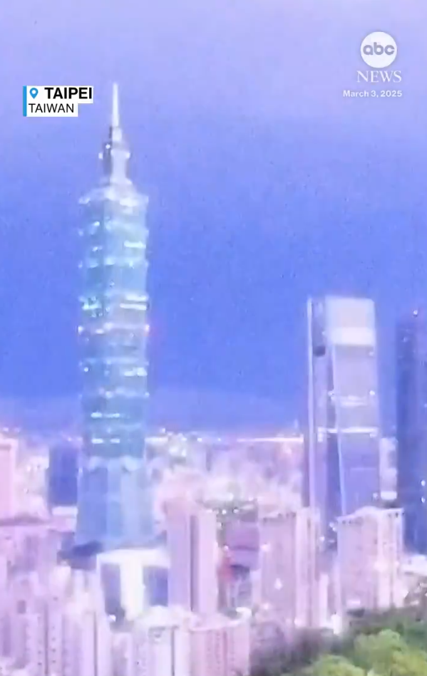 台北101大樓被雷擊的瞬間畫面登上外媒。(圖擷取自ABC News X影片) 台北101大樓被雷擊的瞬間畫面登上外媒。(圖擷取自ABC News X影片)