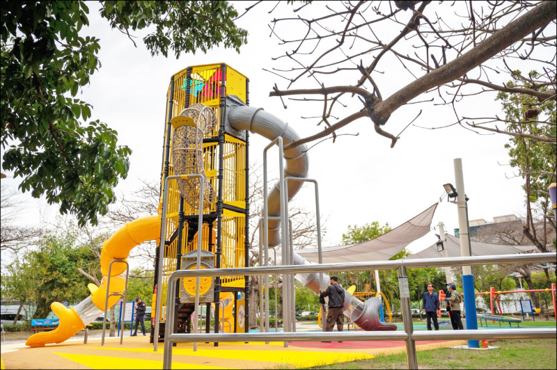 台南安南區仁安公園改造 8.9米滑梯塔啟用 - 生活 - 自由時報電子報