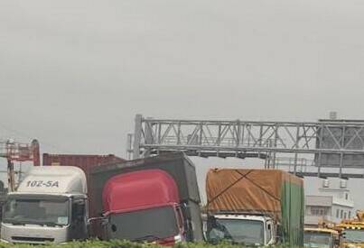 國1台中路段4車追撞 上班車流回堵1小時 - 社會 - 自由時報電子報