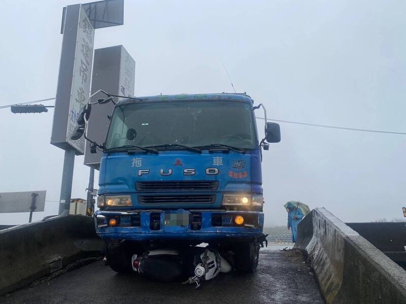 苗縣大貨車與機車碰撞 機車卡車底騎士重傷 - 社會 - 自由時報電子報