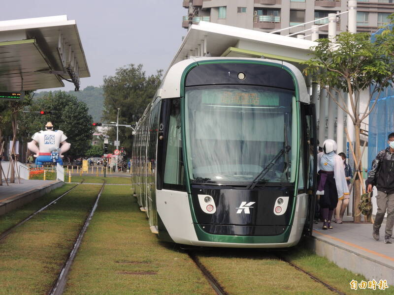 高雄輕軌1班列車在C13駁二蓬萊站停靠太久?乘客好奇往駕駛室探望,發現司機員在座位上睡著了!(記者王榮祥攝) 高雄輕軌1班列車在C13駁二蓬萊站停靠太久?乘客好奇往駕駛室探望,發現司機員在座位上睡著了!(記者王榮祥攝)