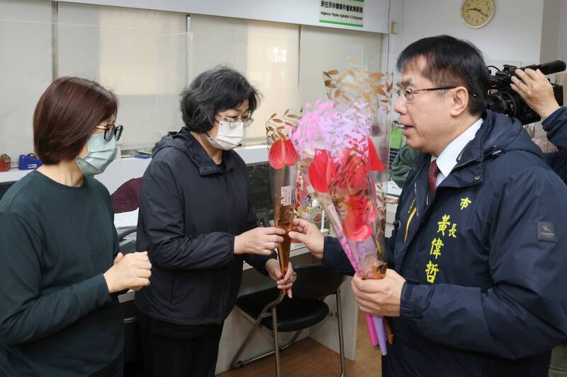 迎接38婦女節 黃偉哲送火鶴花「愛齁好」 - 生活 - 自由時報電子報