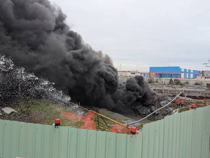 台電台中發電廠場外渠道起火,數公里外可見濃煙竄升。(讀者提供)
台電台中發電廠場外渠道起火,數公里外可見濃煙竄升。(讀者提供)