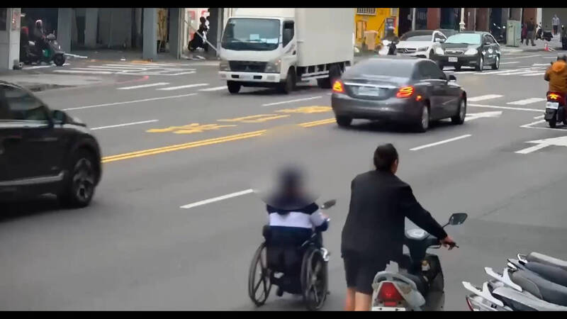 高雄男飆輪椅比機車快！ 警方要罰 - 社會 - 自由時報電子報
