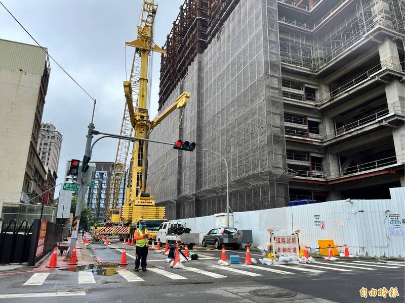竹北「豐采520」建案天坑事件復工 店家怨塔吊封路影響生意 - 生活 - 自由時報電子報