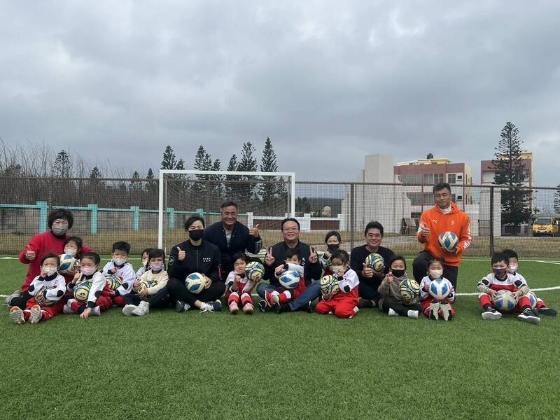 馬公市立幼兒園小小足球員 體驗人工草皮足球場 - 生活 - 自由時報電子報