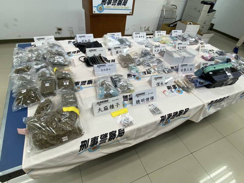 刑事局南打在台中西區查獲竹聯幫眾販毒據點。(記者黃佳琳翻攝) 刑事局南打在台中西區查獲竹聯幫眾販毒據點。(記者黃佳琳翻攝)