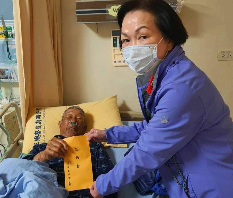 漁船不敵猛浪拍打翻覆  澎湖84歲老船長落水獲救 - 社會 - 自由時報電子報