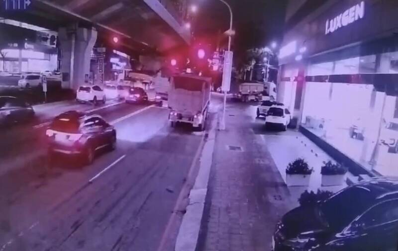 高雄驚見4輛「砂石車集團」闖紅燈 惹民眾怒罵、警也稱少見 - 社會 - 自由時報電子報