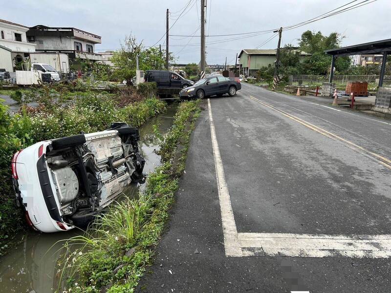 宜蘭2車路口相撞  白車衝入溝渠駕駛送醫 - 社會 - 自由時報電子報
