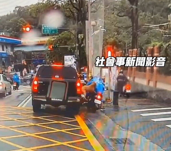 比特犬從車窗中撲出對著黃男一陣狠咬,直到徐姓飼主衝下車攔住才停止。(記者鄭景議翻攝) 比特犬從車窗中撲出對著黃男一陣狠咬,直到徐姓飼主衝下車攔住才停止。(記者鄭景議翻攝)