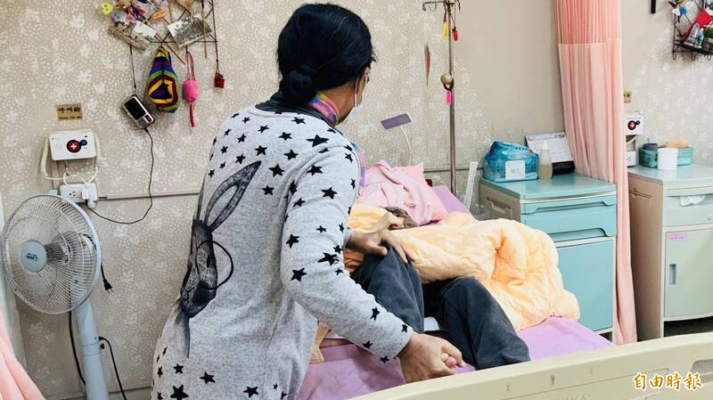 女兒車禍成植物人 癌母不畏病痛往返探視 - 生活 - 自由時報電子報