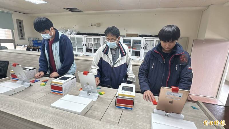 土庫商工AI實驗班今年開始招生,學校打造掀蓋式的電腦兩用課桌椅和實驗場域的AI教室。(記者黃淑莉攝) 土庫商工AI實驗班今年開始招生,學校打造掀蓋式的電腦兩用課桌椅和實驗場域的AI教室。(記者黃淑莉攝)