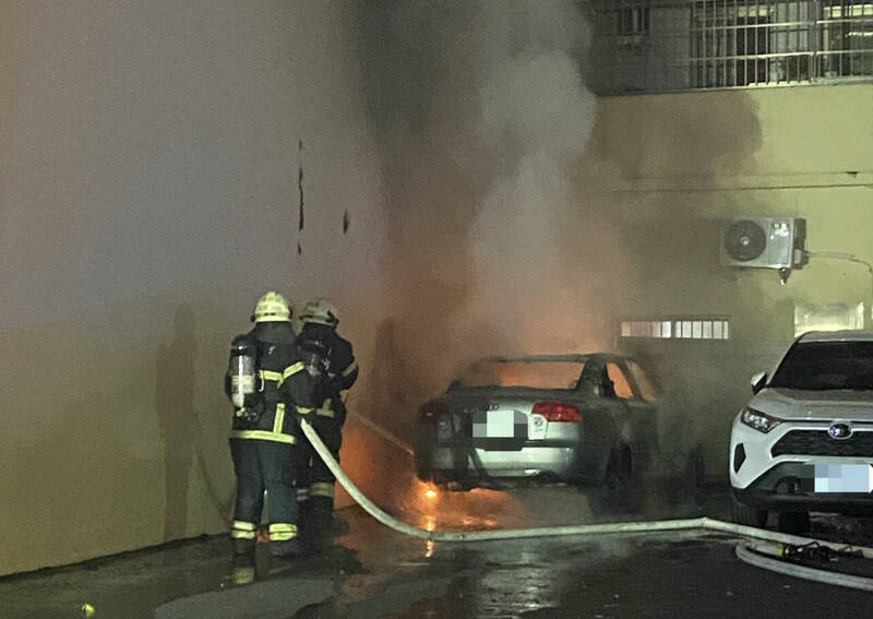 高雄鼓山停車場火燒車 警消救出車內男子送醫搶救 - 社會 - 自由時報電子報