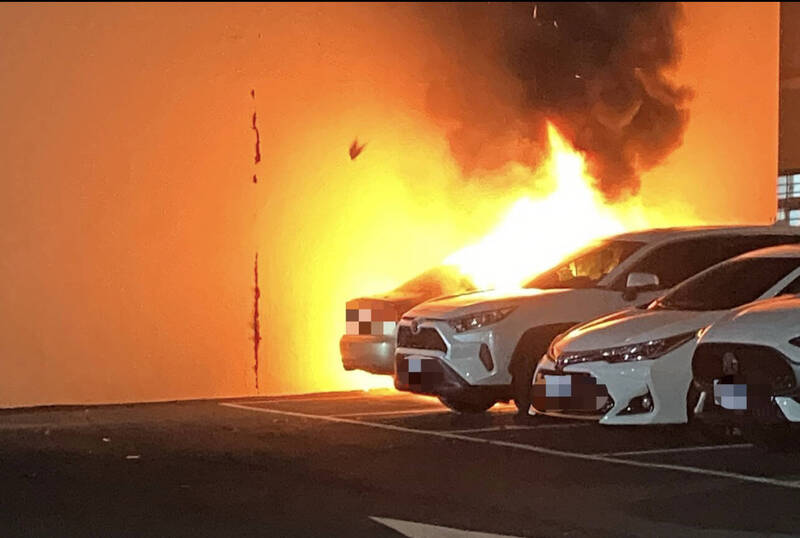 高雄九如四路一處停車場內轎車火燒車。（民眾提供）
