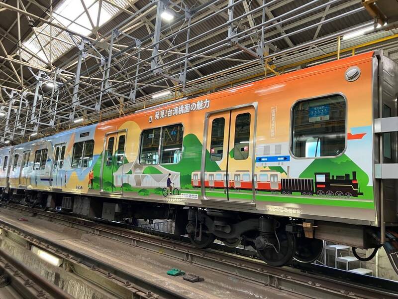 日本南海電鐵與桃園合作,以「発見!台湾桃園の魅力」彩繪列車,行駛日本關西地區。(觀旅局提供) 日本南海電鐵與桃園合作,以「発見!台湾桃園の魅力」彩繪列車,行駛日本關西地區。(觀旅局提供)