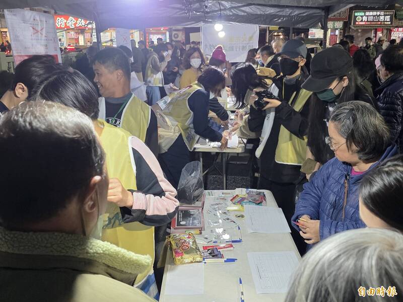 花蓮罷免傅崐萁現場連署，吸引滿滿人潮。（記者花孟璟攝）