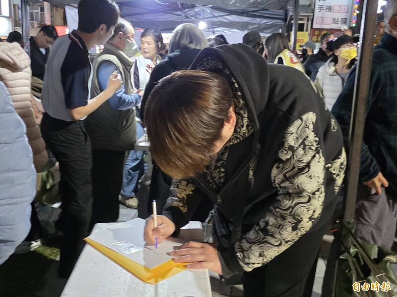 花蓮罷免傅崐萁第2階段連署，吸引大批民眾參加。（記者花孟璟攝）