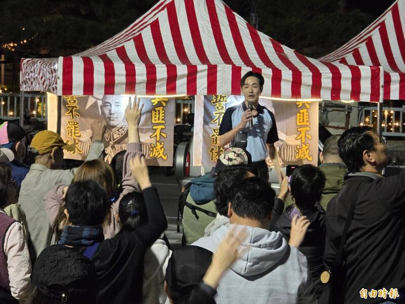 網紅八炯穿上就讀花崗國中的體育服裝，要學長學弟學妹學姊們站出來。（記者花孟璟攝）