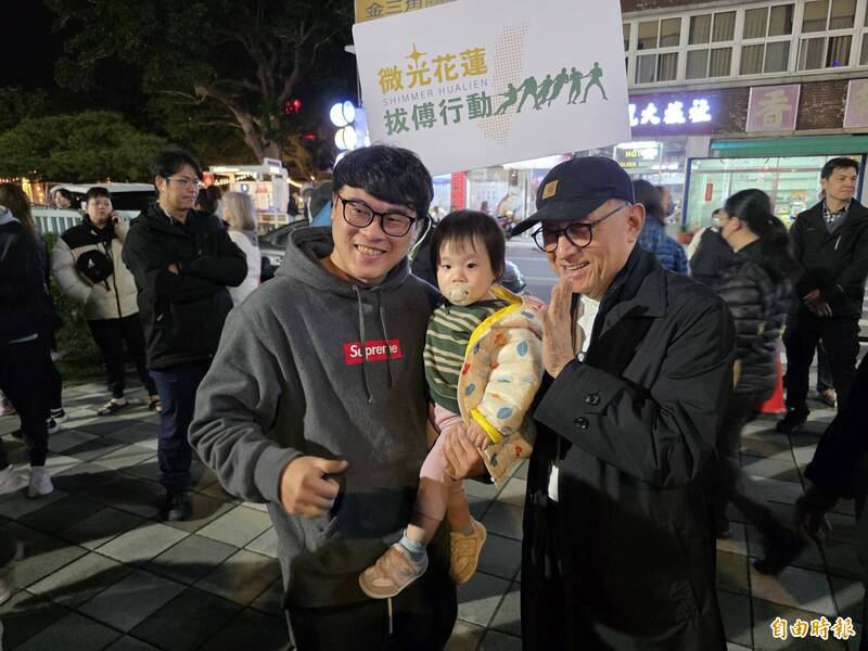 曹興誠現場高人氣，花蓮民眾爭相合照。（記者花孟璟攝）