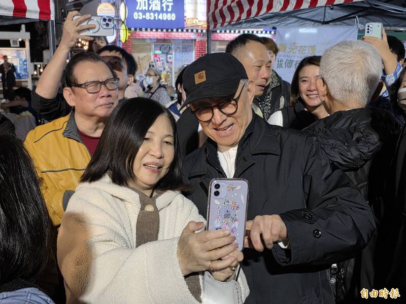 曹興誠現場高人氣，花蓮民眾爭相合照。（記者花孟璟攝）