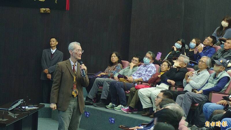 台大名譽教授明居正（前左）今在南市議會演講指出，台灣戰略地位比烏克蘭重要。（記者洪瑞琴攝）