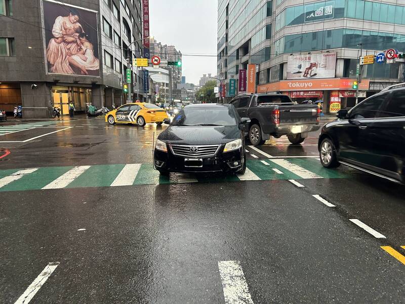 王男駕駛轎車於延平路左轉元化路時,撞上行人穿越道的小姊妹。(記者黃政嘉翻攝) 王男駕駛轎車於延平路左轉元化路時,撞上行人穿越道的小姊妹。(記者黃政嘉翻攝)