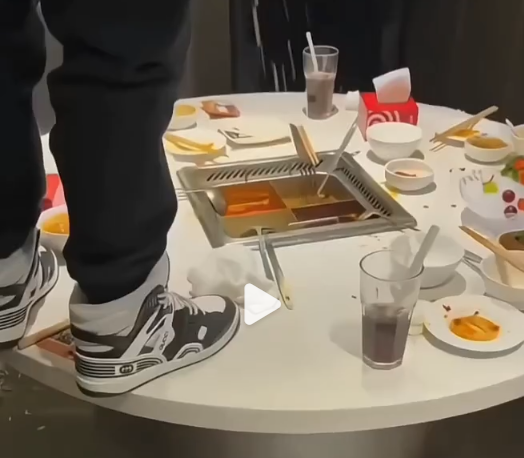 噁！中國男吃海底撈直接「朝火鍋撒尿」 官方強硬回應了 - 國際 - 自由時報電子報