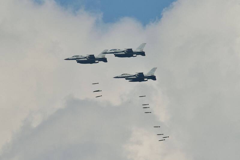 爆炸畫面曝光！南韓戰機輸錯座標「誤轟民宅」釀29傷 - 國際 - 自由時報電子報