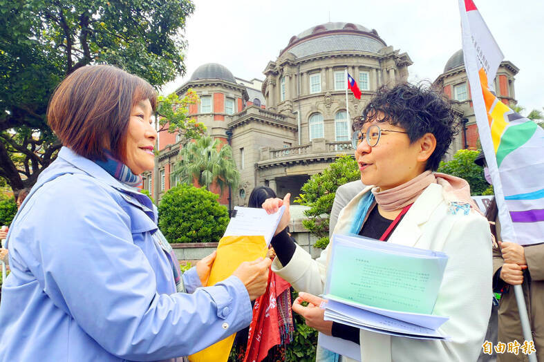 《TAIPEI TIMES》Groups submit trans surgery petition - 焦點 - 自由時報電子報