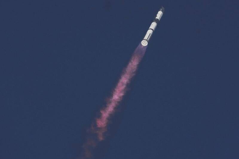 SpaceX新一代太空飛行器「星艦」於美國東部時間昨(6)日下午6時30分,從德克薩斯州布朗斯維爾附近的Starbase發射場升空。(美聯社) SpaceX新一代太空飛行器「星艦」於美國東部時間昨(6)日下午6時30分,從德克薩斯州布朗斯維爾附近的Starbase發射場升空。(美聯社)