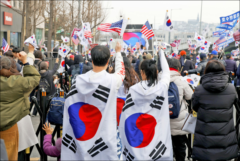 支持者7日在首爾中央地方法院外集結，聲援剛獲法院宣判撤銷逮捕令的南韓總統尹錫悅。（歐新社）