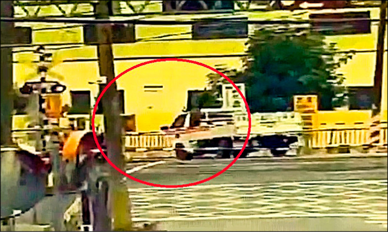 貨車闖平交道、無照駕駛 吞3罰單 - 生活 - 自由時報電子報