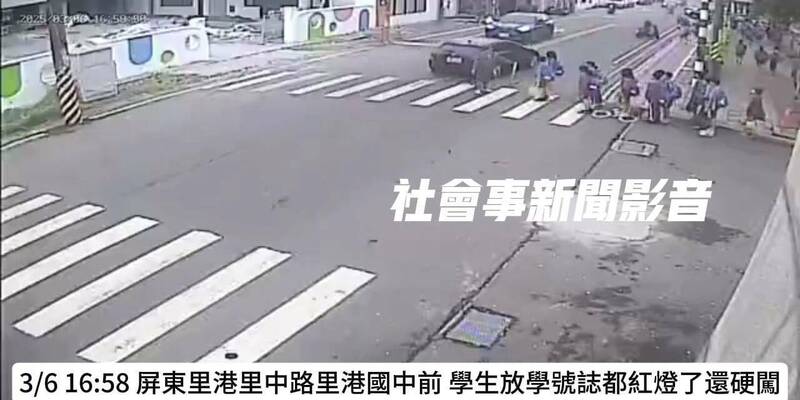 一群學生過馬路小轎車闖紅燈還未禮讓  屏東警方要重罰 - 社會 - 自由時報電子報