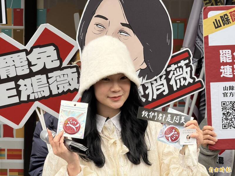 阿美拿著志工製作的相挺小物。(記者甘孟霖攝) 阿美拿著志工製作的相挺小物。(記者甘孟霖攝)