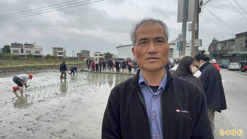 人生第一次學「倒退嚕」 竹縣陸豐國小學童插秧體驗多 - 生活 - 自由時報電子報