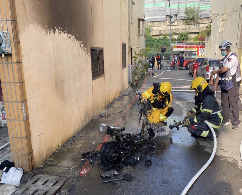 高市電動代步車騎樓充電 起火燒剩骨架 - 社會 - 自由時報電子報