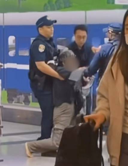 婦女高鐵站舉「污點證人別怕，讓人民保護你」標語被拖離 鐵路警察說明 - 社會 - 自由時報電子報